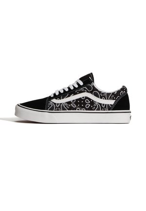 Sort-hvid lavtop sneaker med paisley mønster, hvide snørebånd, hvid stribedetalje og hvid gummisål.