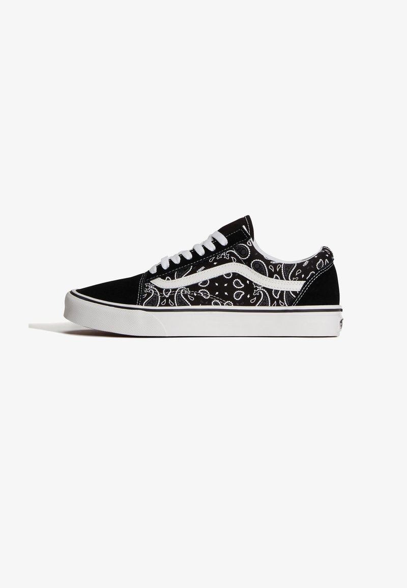 Baskets basses noires et blanches avec motif paisley, lacets blancs, détail de bande blanche et semelle en caoutchouc blanche.
