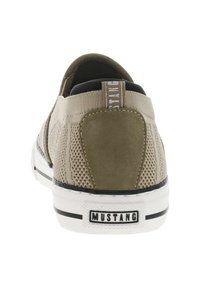 Baskets beiges avec une tige en mesh texturé, des accents en daim et des bordures noires. Présente un talon rembourré et une semelle en caoutchouc blanc avec un logo.