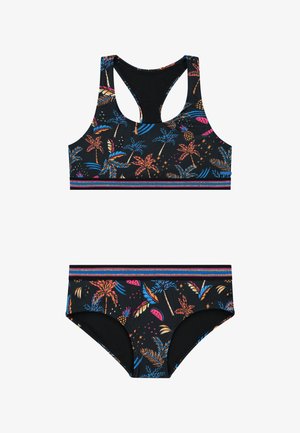 Conjunto de baño negro que incluye un top de corte racerback y una parte inferior tipo bikini, decorado con coloridos patrones de palmeras y frutas, acompañado de una cinturilla a rayas multicolor.