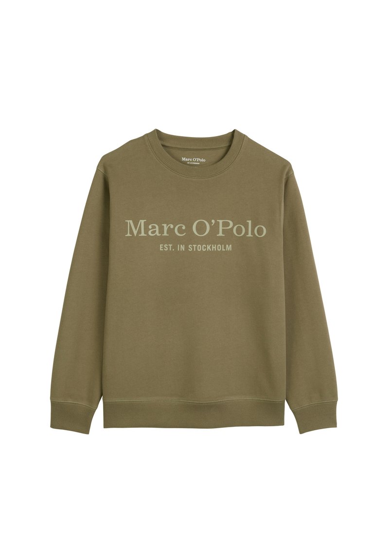Sweatshirt vert olive avec col rond à côtes, manches longues et coupe décontractée. L'avant présente "Marc O'Polo EST. À STOCKHOLM" en texte clair.