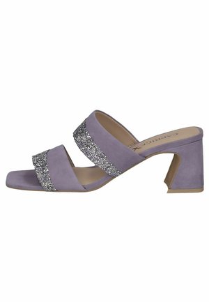 Paarse suede hoge sandalen met twee brede banden versierd met zilveren glinsteraccenten en een blokhak met een hoekig ontwerp.