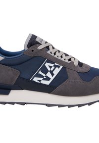 Sneaker grigie e blu navy con tomaia in suede e tessuto, caratterizzate da un logo bianco, lacci grigi e una suola bianca ammortizzata.