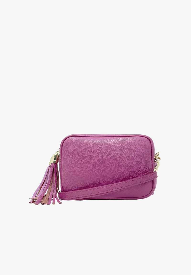 Lyserød læder crossbody taske med en tekstureret overflade. Har en top lynlås lukning, guldfarvede detaljer og en lang rem med en kvast som accent.