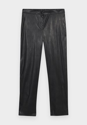 Pantalons en similicuir noir avec une texture lisse, jambes fuselées, taille élastique et un détail de bouton à l'avant.