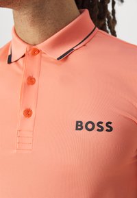 BOSS Pólóing - open red