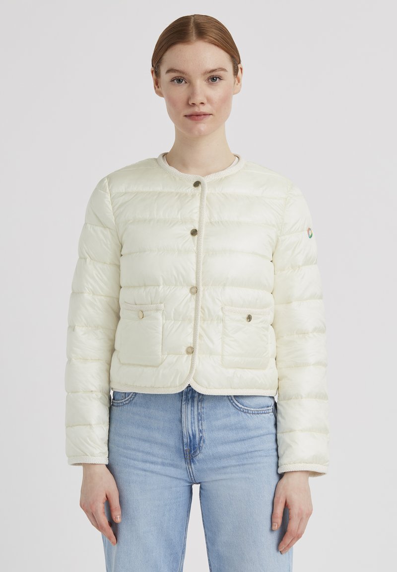 Elfenbeinfarbene Pufferjacke mit taillierter Passform, rundem Ausschnitt, Druckknöpfen und zwei Fronttaschen. Besitzt ein strukturiertes, gestepptes Design.
