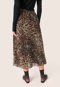 Plisseret midi-skirt i leopardmønster med nuancer af brun og sort. Let, semi-gennemsigtigt stof med elastisk talje.