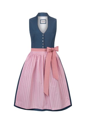 Traditionelles Kleid mit einem marineblauen Oberteil, das weiße Punkte, silberne Knöpfe und einen pinkfarbenen, gemusterten Rock mit passendem Taillengürtel aufweist.