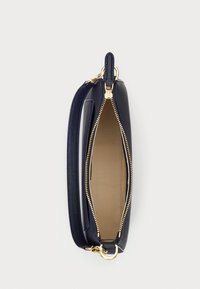 Navylederhandtasche mit glatter Textur, ausgestattet mit Reißverschluss und Beschlägen in Goldtone sowie einem geräumigen Innenraum ohne Fächer.