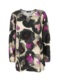 Langärmlige, lockere Bluse aus leichtem Stoff mit einem floralem Muster in Schwarz, Creme und lila, das an Aquarell erinnert. Detail mit Schlüsselloch-Ausschnitt.