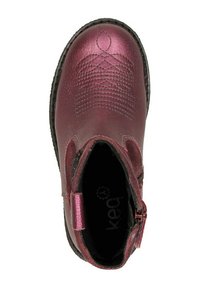 Bourgondische enkelboot van gestructureerd synthetisch leer, met een zijrits en een patroonontwerp op het teenoppervlak. Zwarte zool.