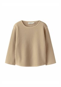 Top beige de manga larga hecho de tela acanalada, con un cuello redondo y un ajuste relajado. La textura es suave con un patrón sutil.
