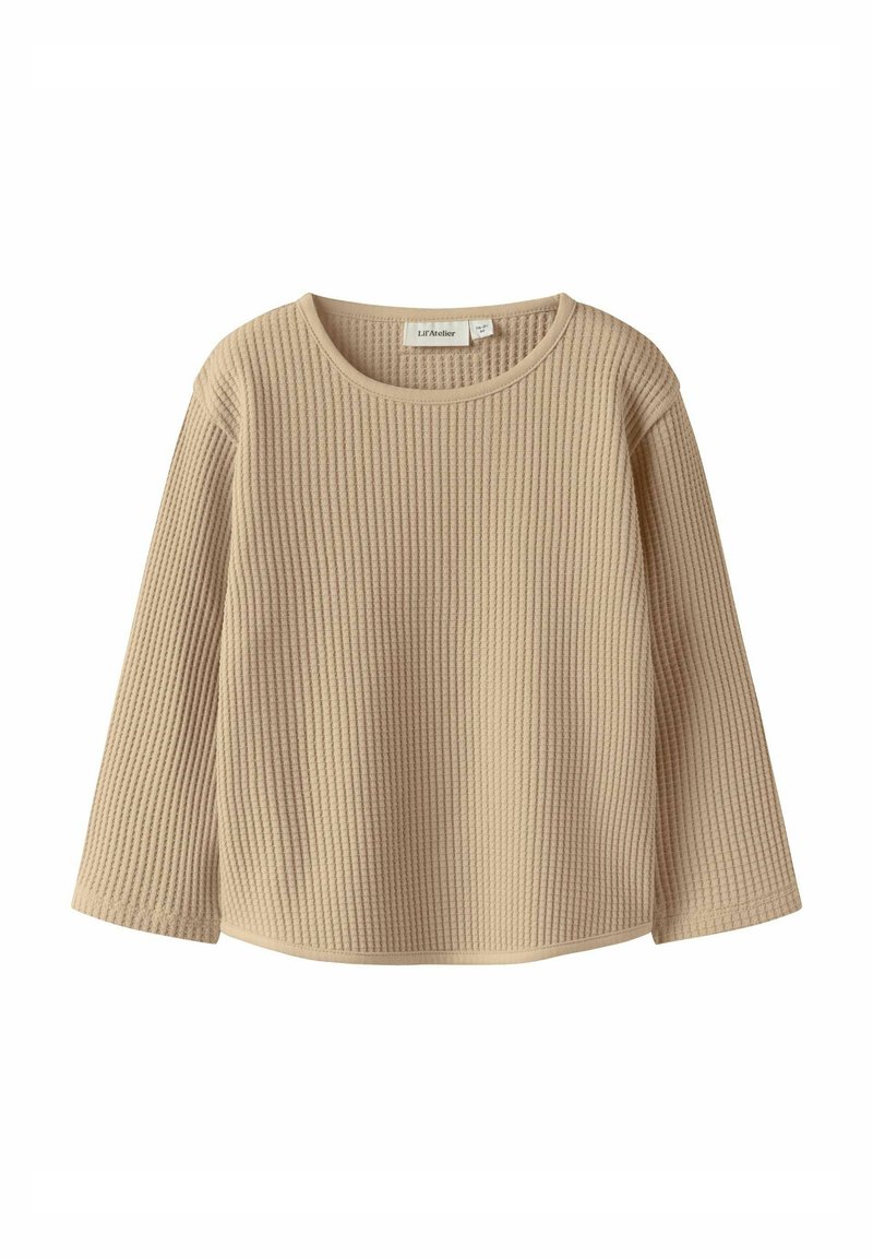 Top beige de manga larga hecho de tela acanalada, con un cuello redondo y un ajuste relajado. La textura es suave con un patrón sutil.