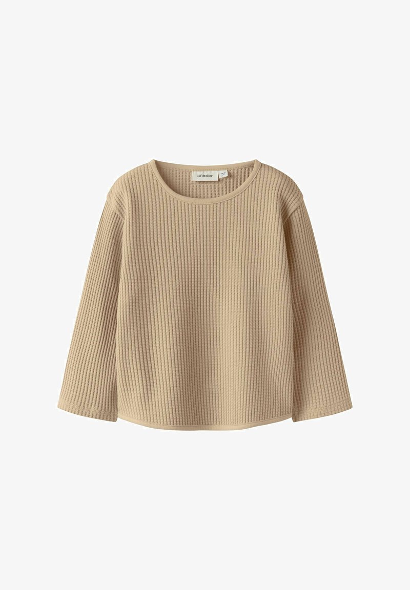 Top beige de manga larga hecho de tela acanalada, con un cuello redondo y un ajuste relajado. La textura es suave con un patrón sutil.