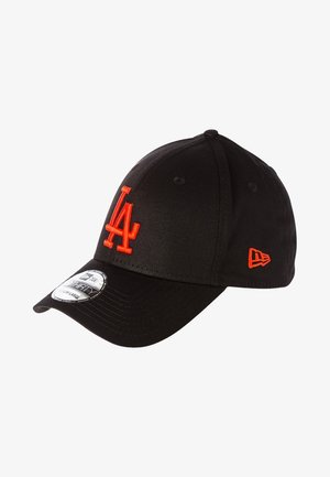 Schwarze Baseballkappe mit rotem "LA"-Logo vorne und rotem New Era-Flaggenlogo an der Seite, mit Größenaufkleber auf dem Schirm.