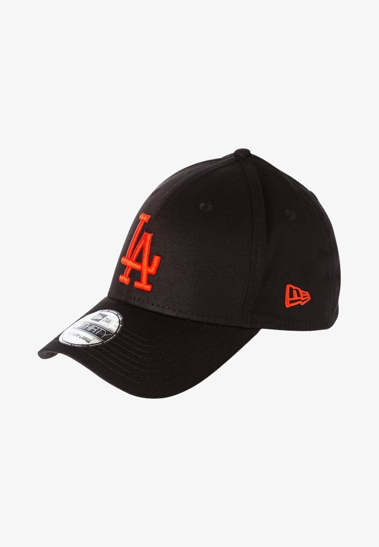 Casquette de baseball noire avec logo "LA" rouge à l'avant et logo drapeau New Era rouge sur le côté, avec autocollant de taille sur la visière.