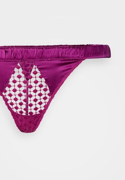 Lilla satiinist tanga, millel on mesilasvööndimustriga pitspaneel, pehme kogutud vöökoht ja tekstuuriga ääred, mis lisavad visuaalset detaili.