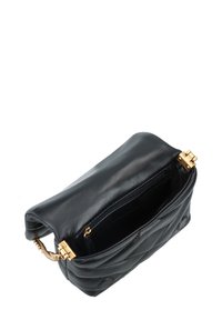 Borsa a mano in pelle nera con un design trapuntato, hardware dorato e chiusura con zip. L'interno presenta un comparto principale e una tasca con zip.
