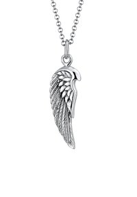 Collar de plata con un colgante de ala detallado. La ala tiene un diseño texturizado con un destacado detalle de plumas.