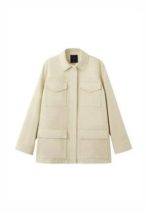 Chaqueta beige de manga larga con cuatro bolsillos delanteros con solapa y un cuello clásico, exhibida sobre un fondo blanco.