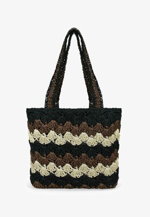 Bolsa de tote tejida con patrones en zigzag alternos en negro, marrón y crema. Asas trenzadas resistentes para un transporte fácil. Acabado texturizado.