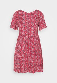 Robe fleurie rouge à manches courtes, col rond, taille froncée, et tissu à motifs avec des fleurs bleues et blanches.