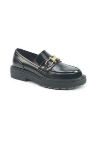 Must rehm loafer paks musta nahast, tugeva tallaga ja kuldse metalli võtme detailiga, valgel taustal, kaldus nurga all, et näidata välimist külge.