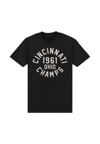 Černé tričko s béžovým textem: "Cincinnati 1961 Ohio Champs" ve výrazném zakřiveném písmu na přední části uprostřed.