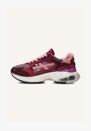 Donkerrode en roze sportschoenen met mesh- en suèdematerialen, een ronde neus, textuurelementen en een witte tussenzool met luchtvering.