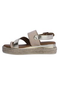 Sandalias de espadrilles beige con detalles metálicos dorados, correas anchas, puntera abierta y plataforma de yute trenzado. Correa ajustable en el tobillo para mayor comodidad.