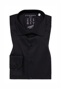 Camicia nera slim fit realizzata in tessuto liscio. Presenta un colletto appuntito, maniche lunghe con polsini a bottoni e chiusura anteriore con bottoni.