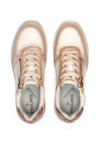 Baskets pour femmes en cuir crème et beige, avec des panneaux texturés, bout rond et lacets. Comprend une fermeture éclair sur le côté et un détail de logo sur la semelle intérieure.