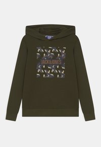 Olive zielona bluza z kapturem w kamuflażowym wzorze w odcieniach niebieskiego, beżu i brązu. Logo "JACK&JONES" w brązie z przodu.