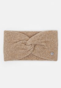 Bandeau en tricot de couleur marron clair avec un design torsadé. Présente une texture lisse et un accent métallique avec un logo sur un côté.