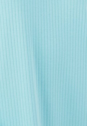 Tissu ribbed bleu clair avec des lignes verticales bien espacées, montrant une texture et des ombres douces.