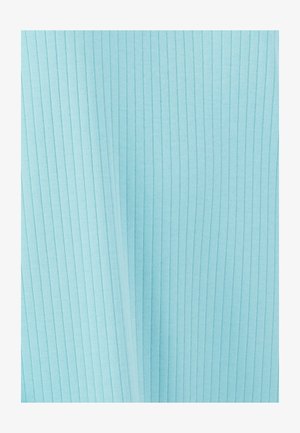 Lichtblauwe ribbelstof met gelijkmatig verdeelde verticale lijnen, die textuur en zachte schaduwen tonen.