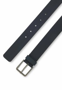 Mörkblått perforerat bälte med platt design, justerbart metalld-spänne och flera hål för storleksjustering. Slät textur, minimalistisk stil.