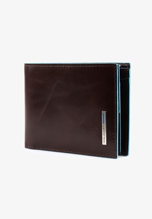 Portefeuille en cuir brun avec une texture lisse, des accents bleus et un logo en argent sur le devant. Dispose de plusieurs emplacements pour cartes à l'intérieur.