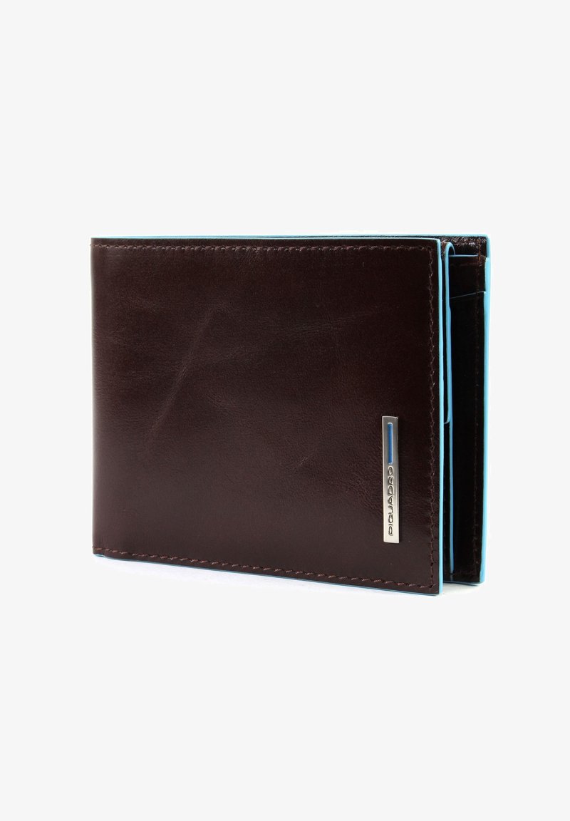 Portafoglio in pelle marrone con una texture liscia, accenti blu e un logo argentato sulla parte anteriore. Presenta diversi scomparti per schede all'interno.