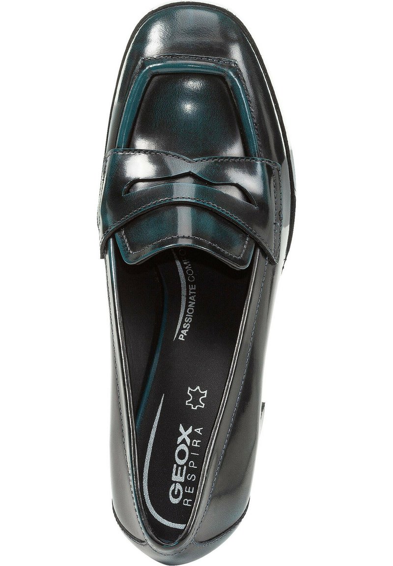 Zapato de charol negro con punta redondeada, acento decorativo de lazo, textura lisa y marca Geox en la plantilla.