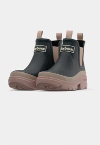 Μαύρα αδιάβροχα μποτάκια Chelsea με ροζ λεπτομέρειες, διαθέτοντας εξωτερικό από καουτσούκ, ενισχυμένη φτέρνα και λογότυπο στο μπροστινό μέρος.