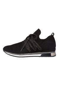 Scarpa sportiva nera in maglia con una parte superiore testurizzata, lacci rotondi, accenti metallici argento e una striscia bianca a contrasto sulla suola.