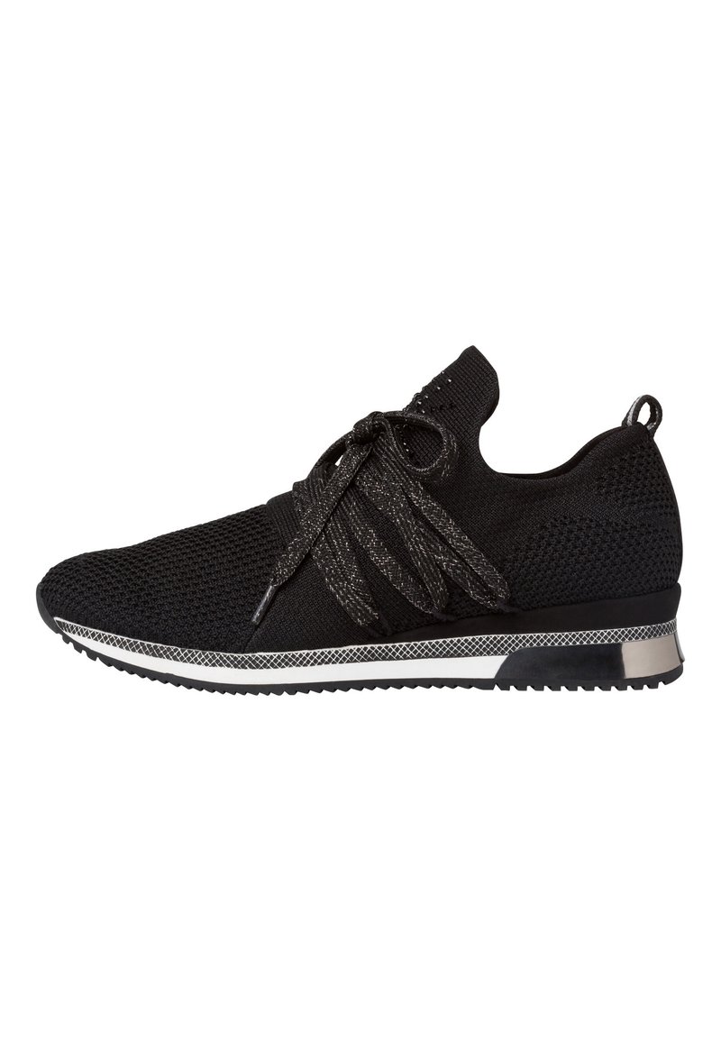 Scarpa sportiva nera in maglia con una parte superiore testurizzata, lacci rotondi, accenti metallici argento e una striscia bianca a contrasto sulla suola.