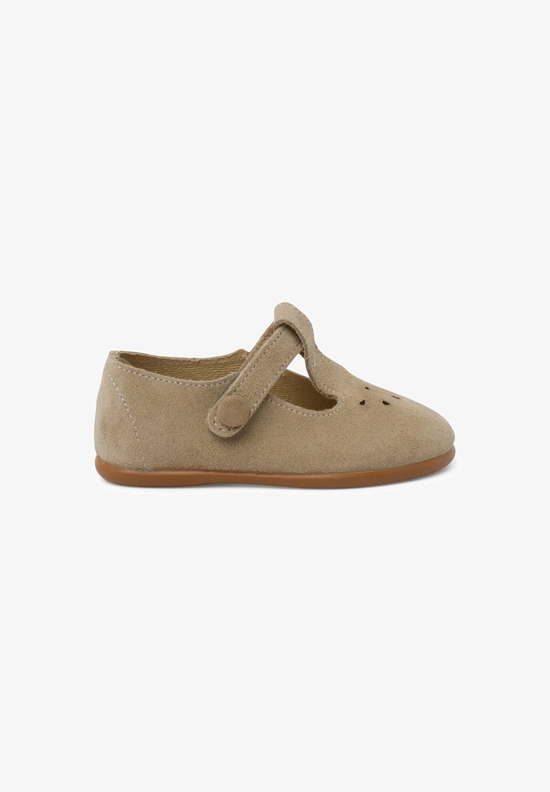 Beige ruskindssko med velcro-strop, rund tå, dekorative perforeringer og en fleksibel brun gummisål.