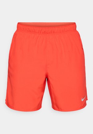 Κόκκινα σορτς Nike με ελαστική μέση, απαλό υλικό, μήκος πάνω από το γόνατο και μικρό γκρι λογότυπο στη δεξιά κάτω πλευρά.