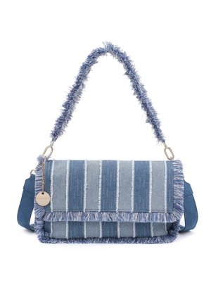 Borsa a tracolla in denim blu a righe con bordi sfrangiati, tracolla soffice removibile e piccola targhetta metallica rotonda su catena dorata.