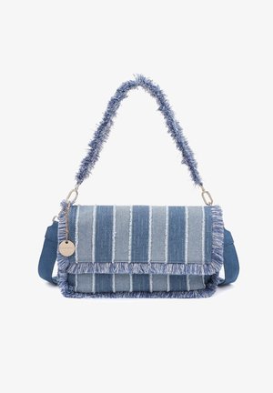 Borsa a tracolla in denim blu a righe con bordi sfrangiati, tracolla soffice removibile e piccola targhetta metallica rotonda su catena dorata.