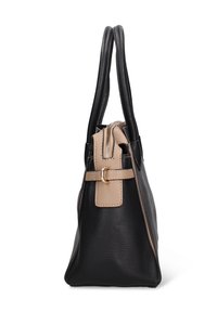 Borsa in similpelle nera texture con due manici lunghi, chiusura superiore con cerniera e una cinghia decorativa beige con fibbia in tono oro.