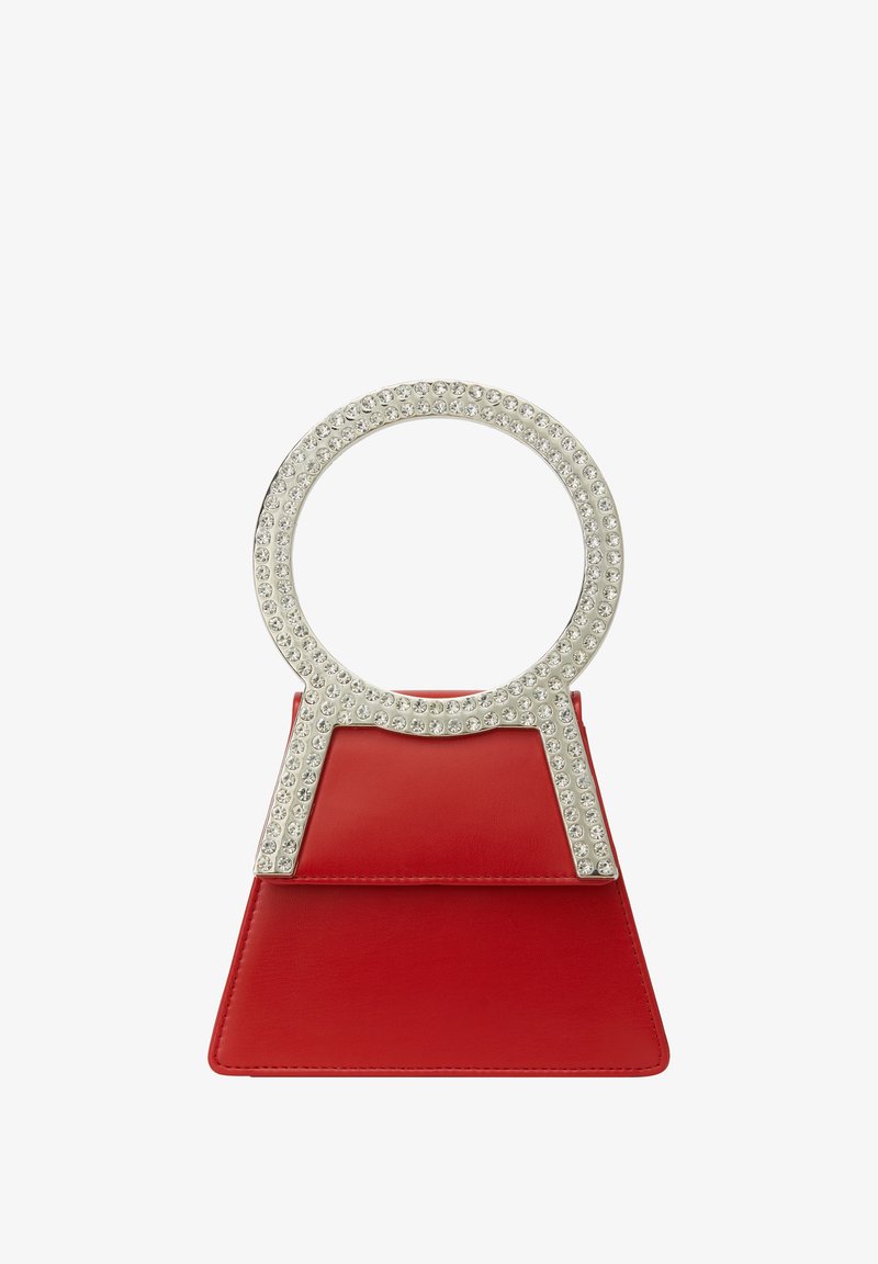 Rød læderhåndtaske med en triangular form, der har et rundt håndtag prydet med rhinsten og en glat overflade.